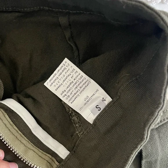 NEVER WORN
army green mini skirt 📀 - Picture 3 of 3